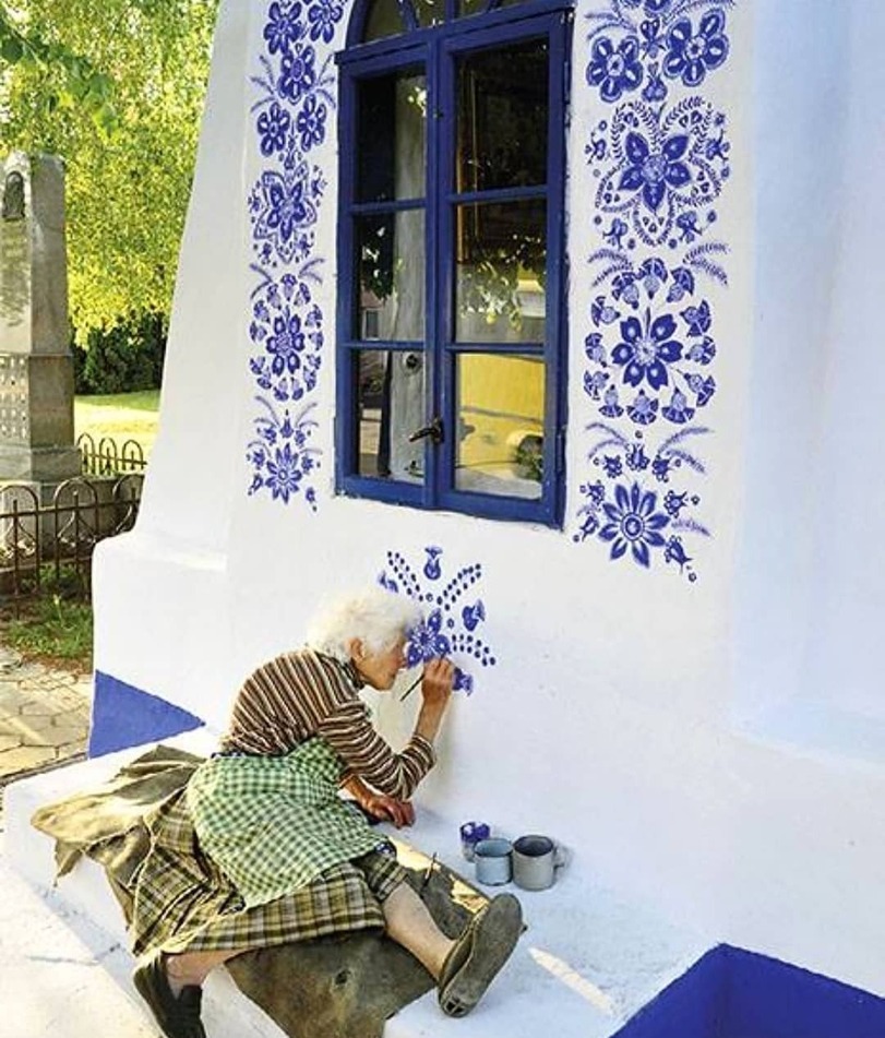 Agnes Kasparkova, a 91-year-old artist from the Czech Republic, is still painting buildings with national patterns. - Czech, Grandmother, Painting, The photo, Art