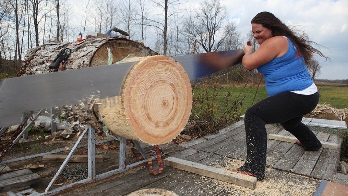 Женщина с дровами