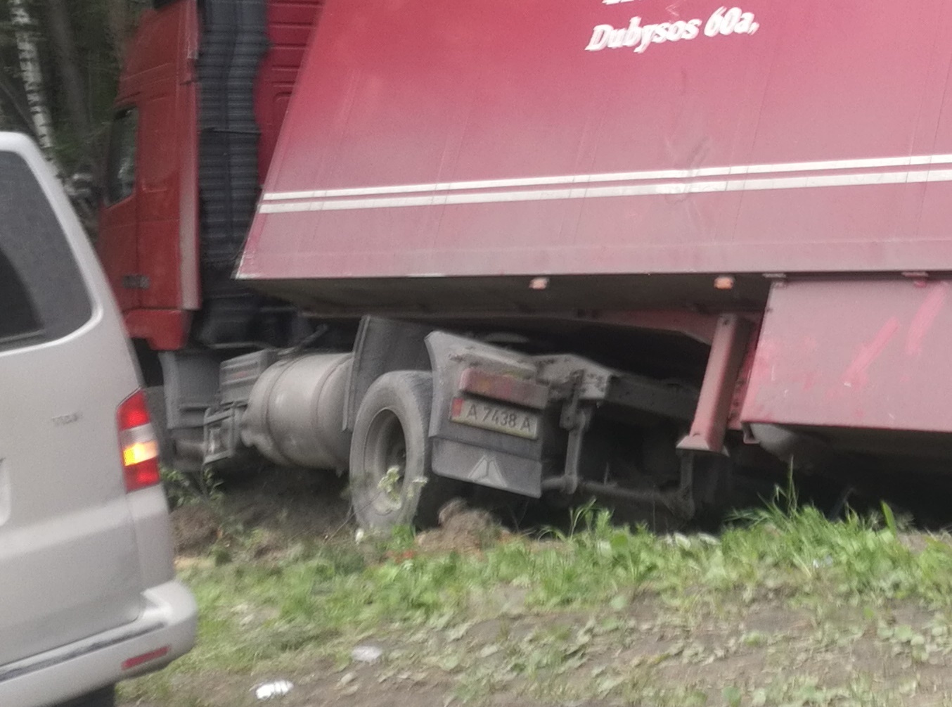 Under Ekb, a truck with vegetables drove into a ditch. post riddle - My, Wagon, Fell asleep at the wheel, Driver, Crash, Road accident, golden mean, Yekaterinburg