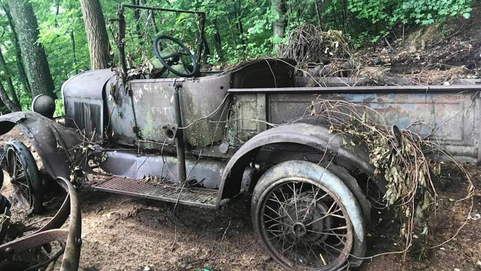 При сносе здания нашли десяток довоенных авто | Пикабу