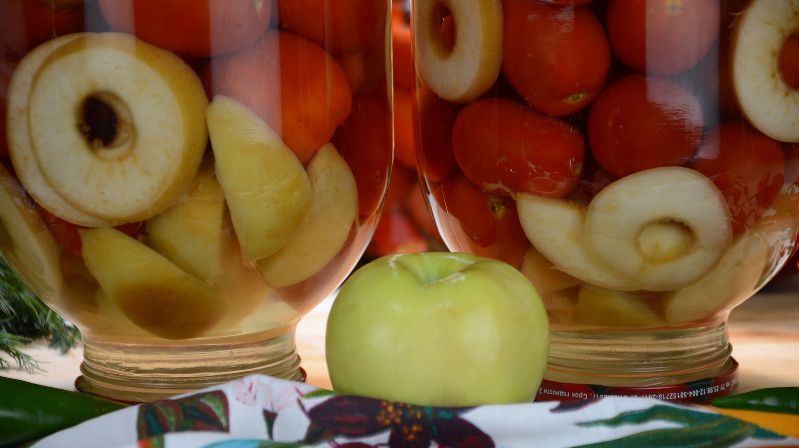 Tomatoes with apples for the winter without vinegar and without lemon. Can be given even to children - My, Tomatoes, No Vinegar, , , Pickling, Tomato, Recipe, Video, Longpost, Sterilization