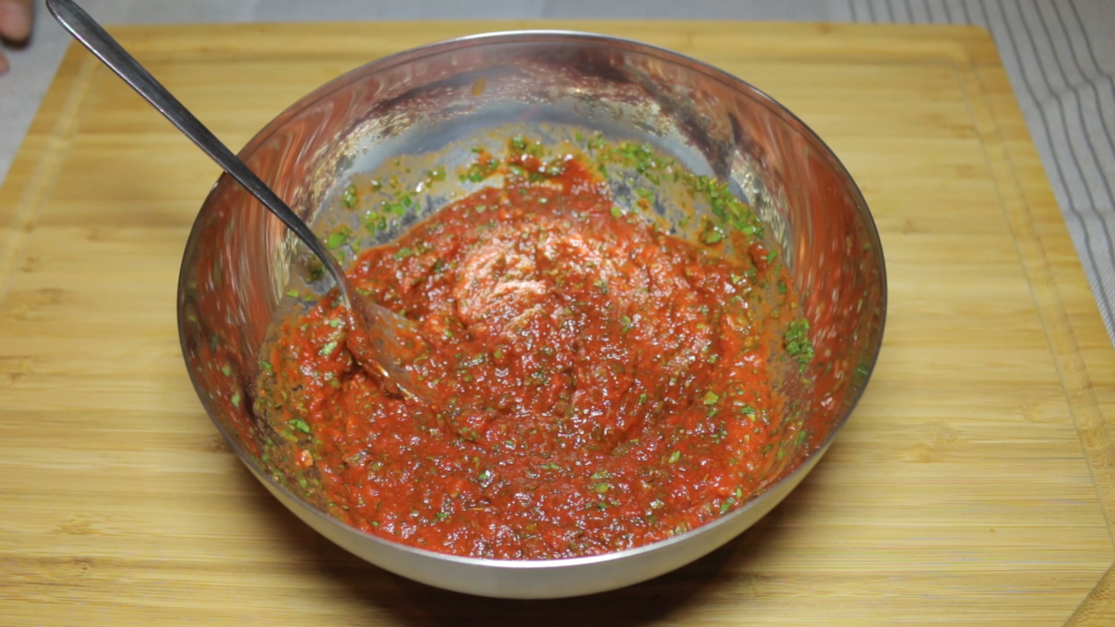 Соус для люля кебаб. Люля в соусе. Люля кебаб ели сацебели. Соус для люля-кебаб рецепт в домашних условиях из томатной пасты.