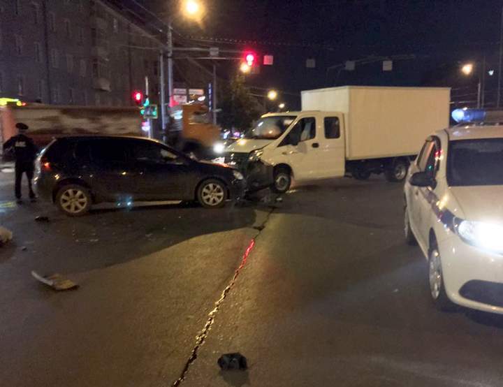 In Ufa, a man knocked down a pedestrian and rode with him on the hood until he crashed into an oncoming Gazelle - Ufa, Road accident, Negative