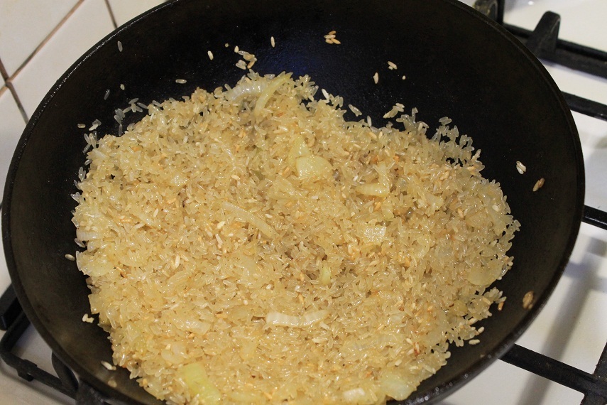 Рис на сковороде простой рецепт. Рис на сковороде рассыпчатый. Рис жареный на сковороде. Жареный рассыпчатый рис. Рис пассированный.