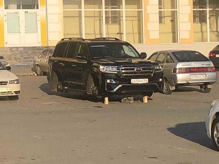 In Yekaterinburg, the wheels were removed from the jeep of the son of the rector of the church - Theft, Church, , Yekaterinburg