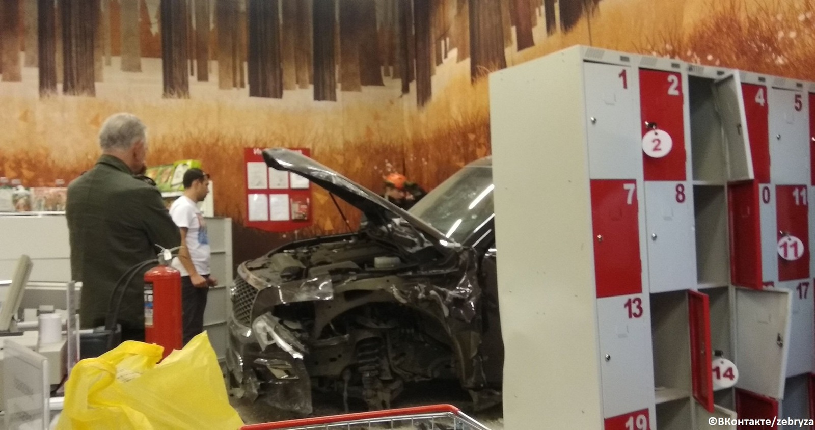 A pensioner on an SUV drove into a supermarket near St. Petersburg - Incident, Driver, Score, The dead, Interfax, Retirees, , Negative, GIF