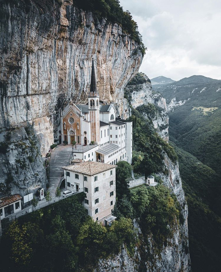 Sanctuary in the rock - Sanctuary, Italy, The mountains, Architecture, Longpost