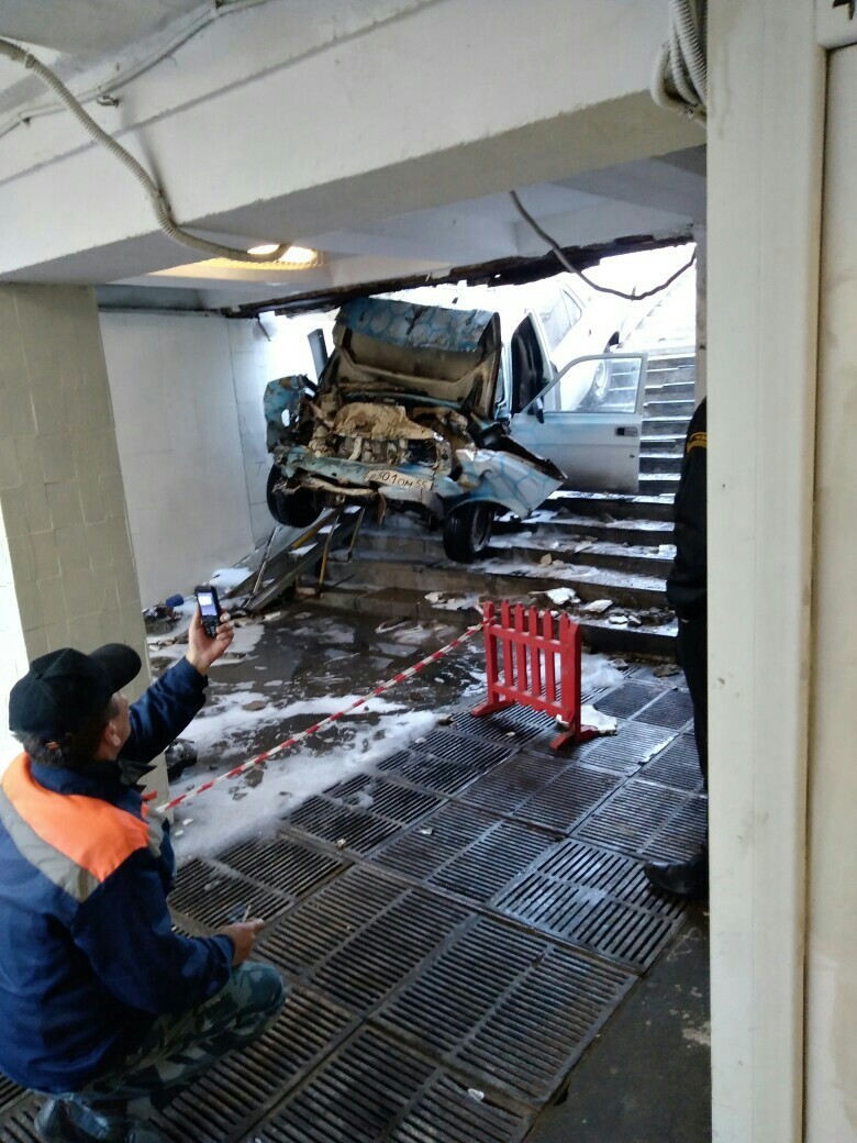 Going down, hold on to the railing - Crash, Road accident, Omsk