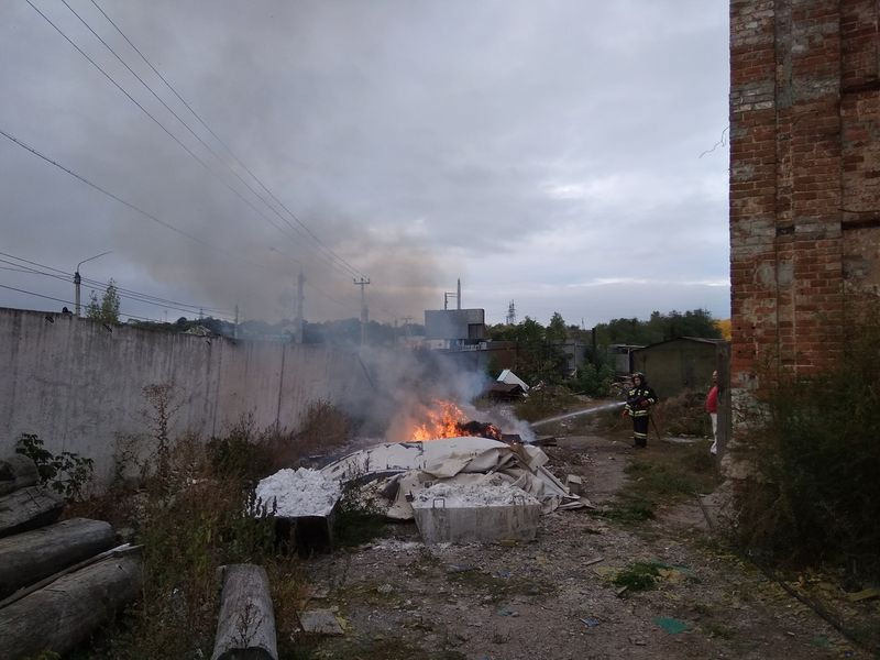 Not for politics, should the ROC clean up the garbage behind its fence? - ROC, Garbage, Cleaning, Fire, Longpost