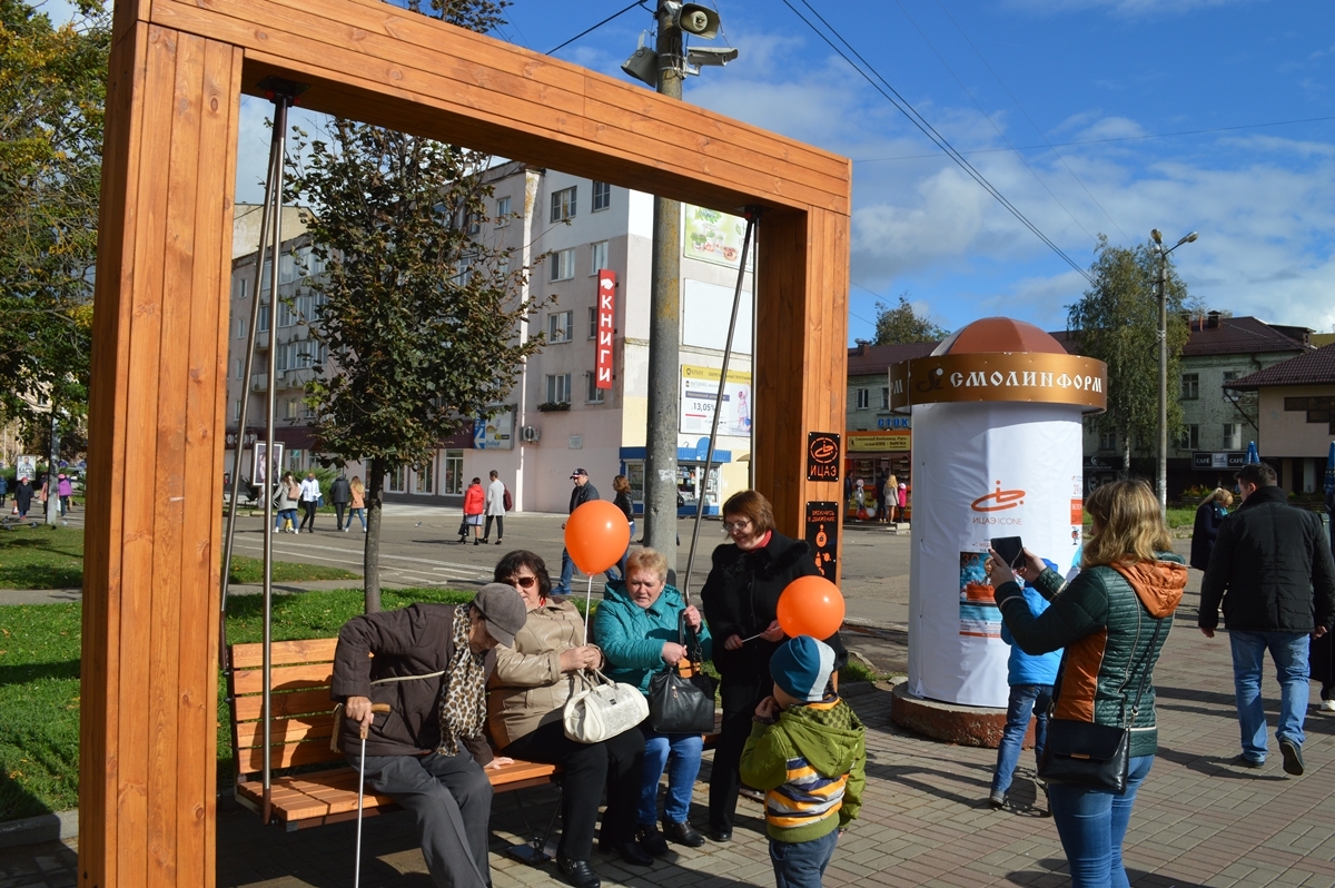 Качели - лавочка в Смоленске копия качелей в Олимпийском парке в Лондоне. - Моё, Качели, Лавочка, Фотография