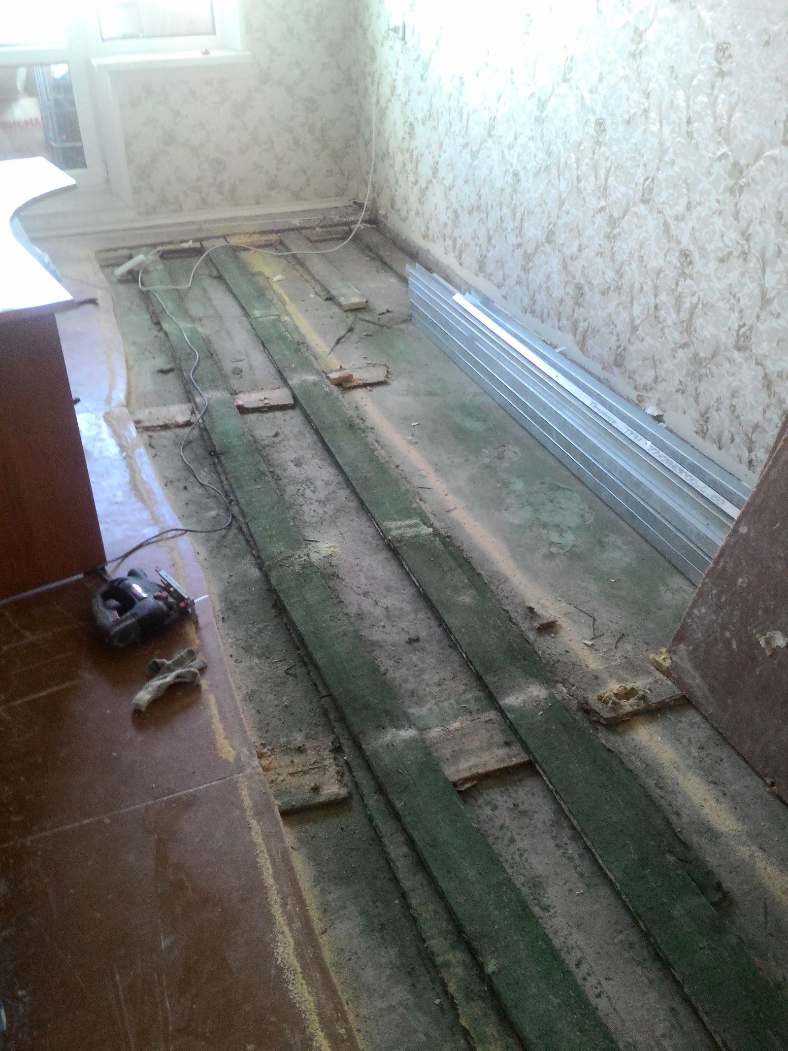 Do-it-yourself repair in Khrushchev (part 9: ceiling and floor in the hall) - My, Repair, Khrushchev, , With your own hands, Longpost, Panel house