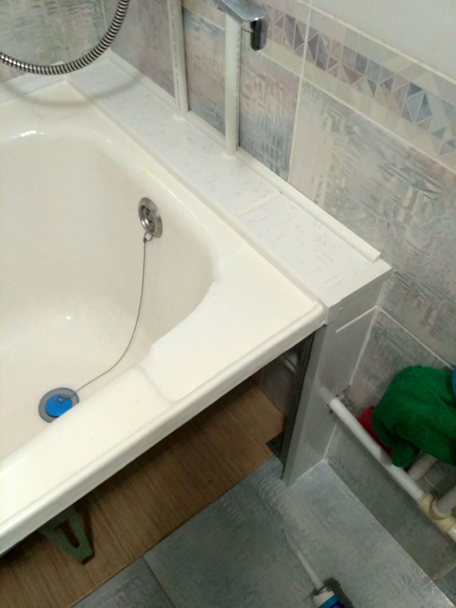 Чем можно замазать ванну. Между ванной и стеной. Полка между ванной и стеной. Полочка междуьстеной и ванной. Полка между ванной и стенкой.