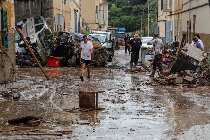 The first racket of the world helps his native island. Nadal cleans the streets after the floods in Mallorca. - Rafael Nadal, Kindness, Help, Flood, Good people, Longpost