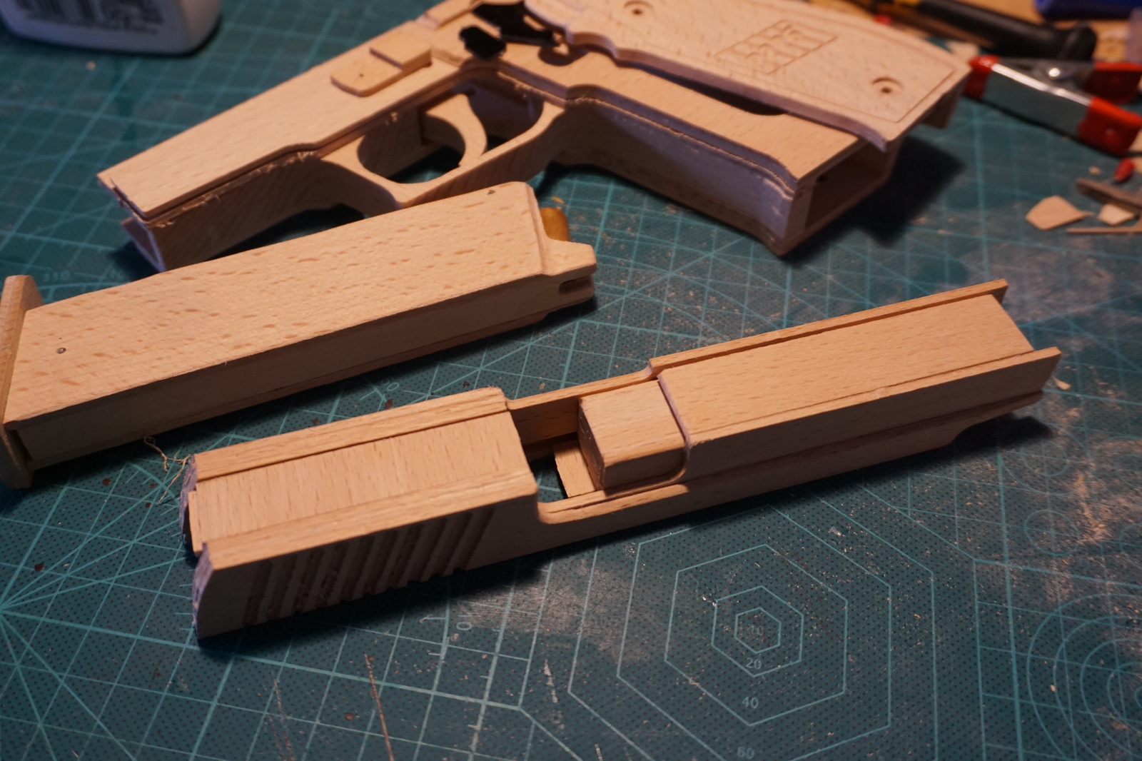 Пистолет SigSauer P226 из дерева можно, больше, резинками, почти, сделано, начало, коробить, Возможна, конструкцию, инструкции, оказлся, фатален, полная, разборка, Источник, производство, своего, работает, Видео, прототипа