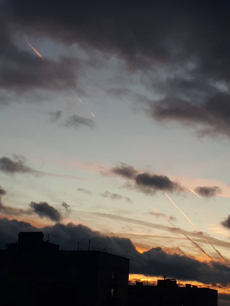 What's this? Rockets? - My, Rocket, What's this?, Longpost, Moscow, Airplane, Condensation trail