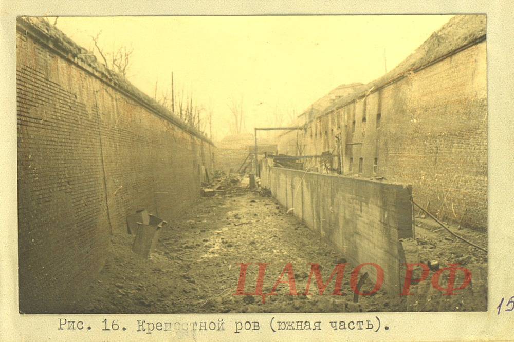 Глубина крепостного рва. Форт 9а Познань. Познань 1945 Цитадель. Крепость Познань 1945 штурм. Штурм Цитадели Познань.