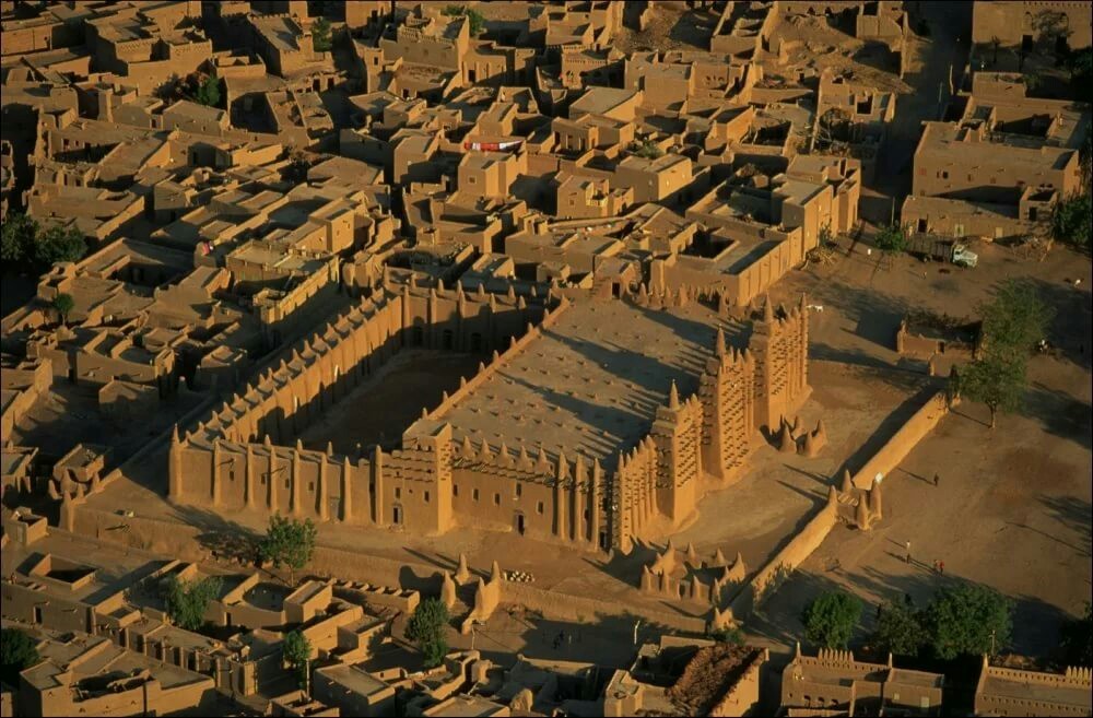 Clay Mosque in Djenne, Mali. The largest clayey building in the world. Minaret height: 16 meters - Mosque, UNESCO, Architecture, Clay, Astonishment, Amazing, Islam, The photo