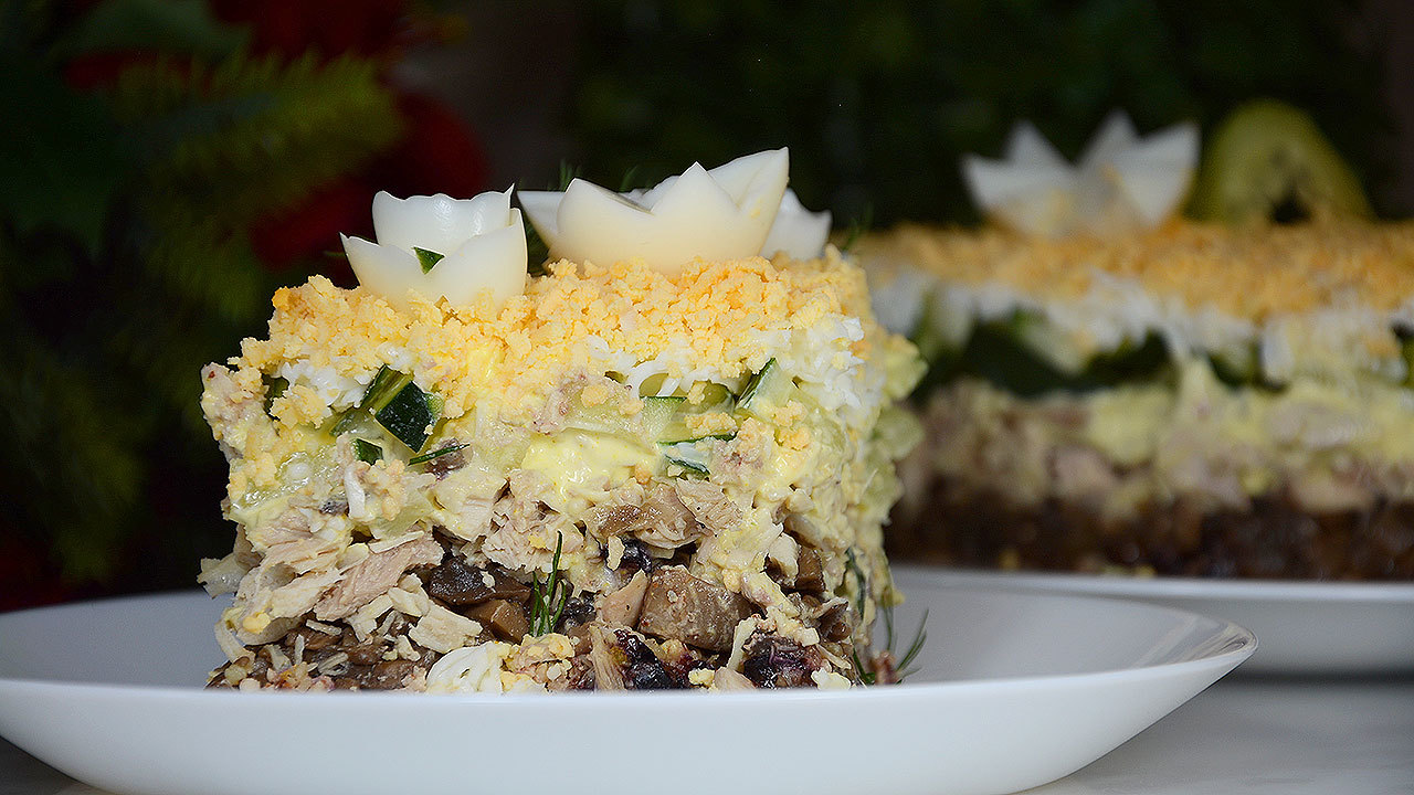 Слоеный салат «Невеста» с курицей и грибами