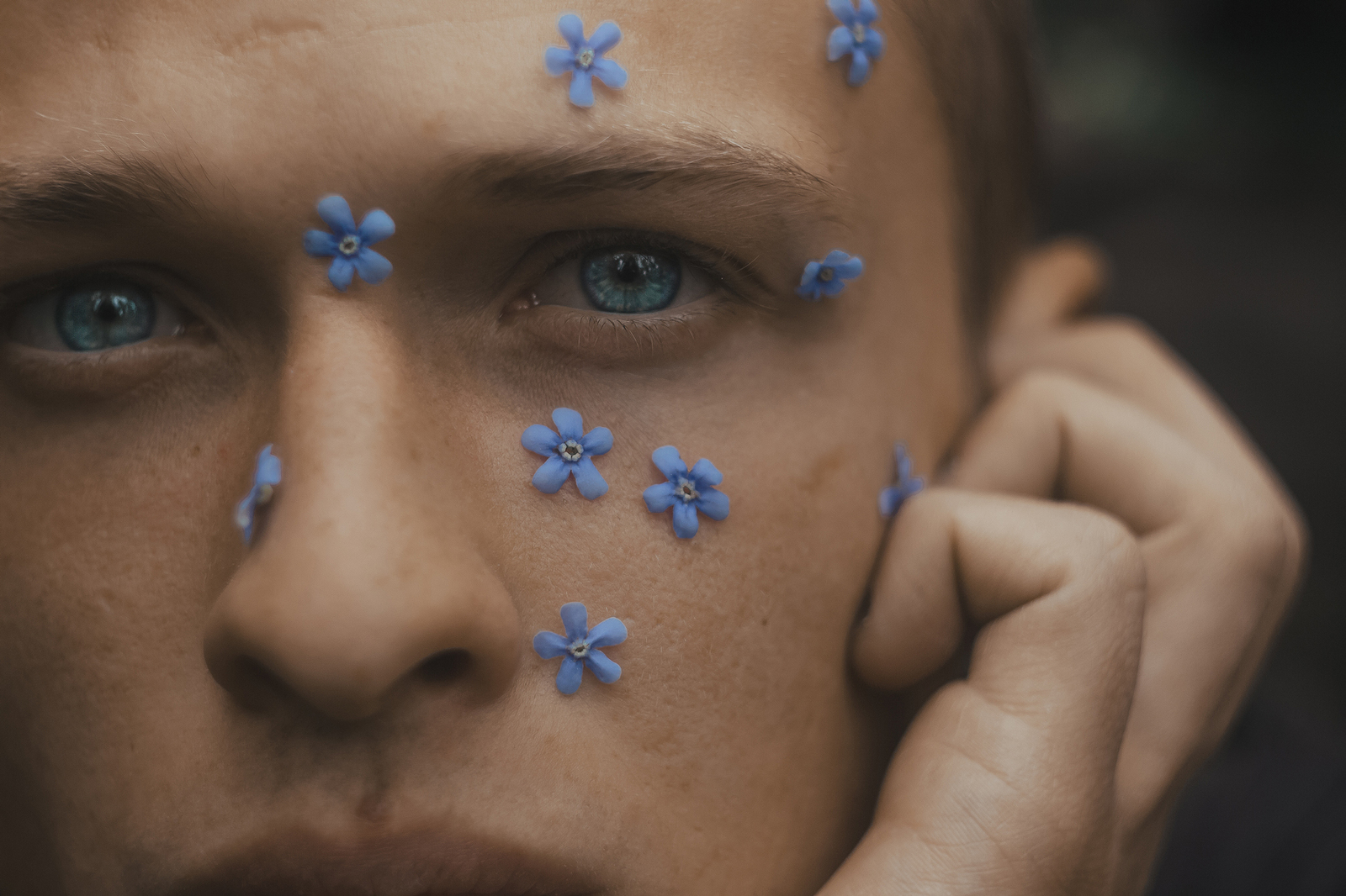 When there is a man, flowers and a camera at your disposal - My, Portrait, Flowers, Sight, Canon 600D, Soviet optics, , Longpost, Helios 44m