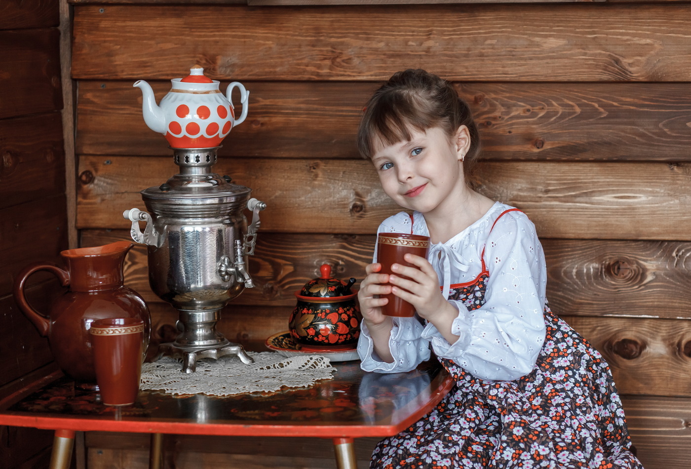 Сидела за самоваром. Чаепитие с самоваром. Традиционное русское чаепитие. Чаепитие с самоваром в деревне. Русское чаепитие с самоваром.