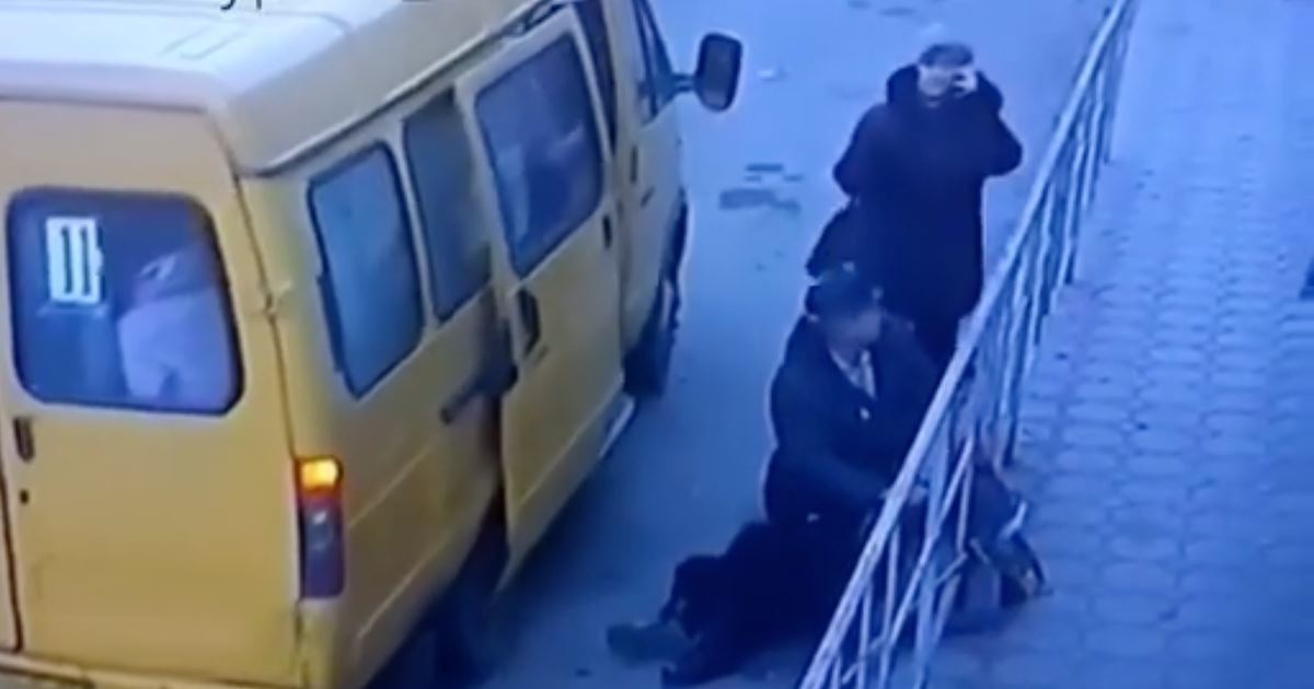 In the Kuban, a minibus driver dropped off a passenger with a stroke and left. - Kuban, Minibus, Stroke, Indifference