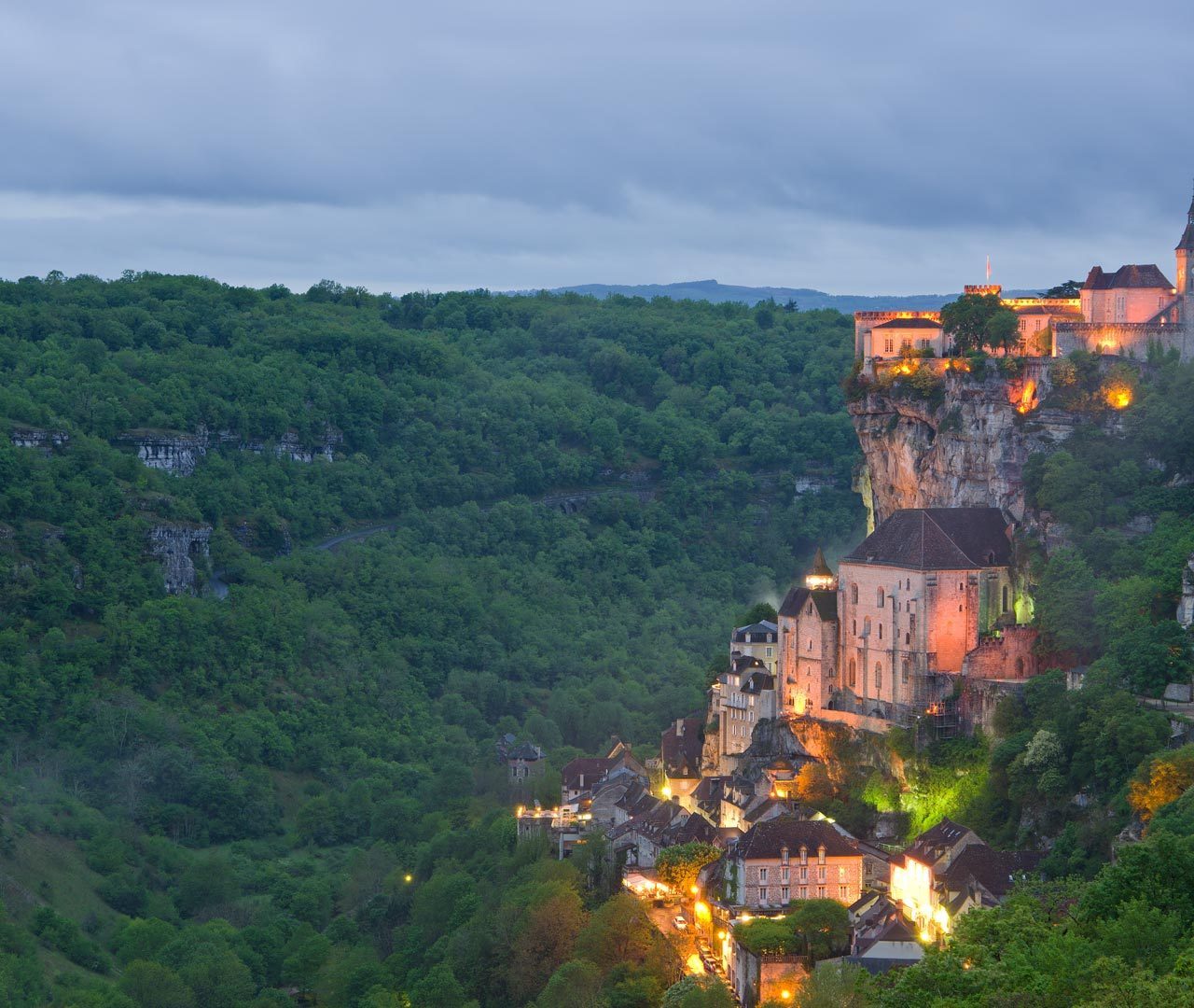 Деревня Рокамадур (Rocamadour) во Франции - Горы, Замок, Скалы, Вечер, Огни