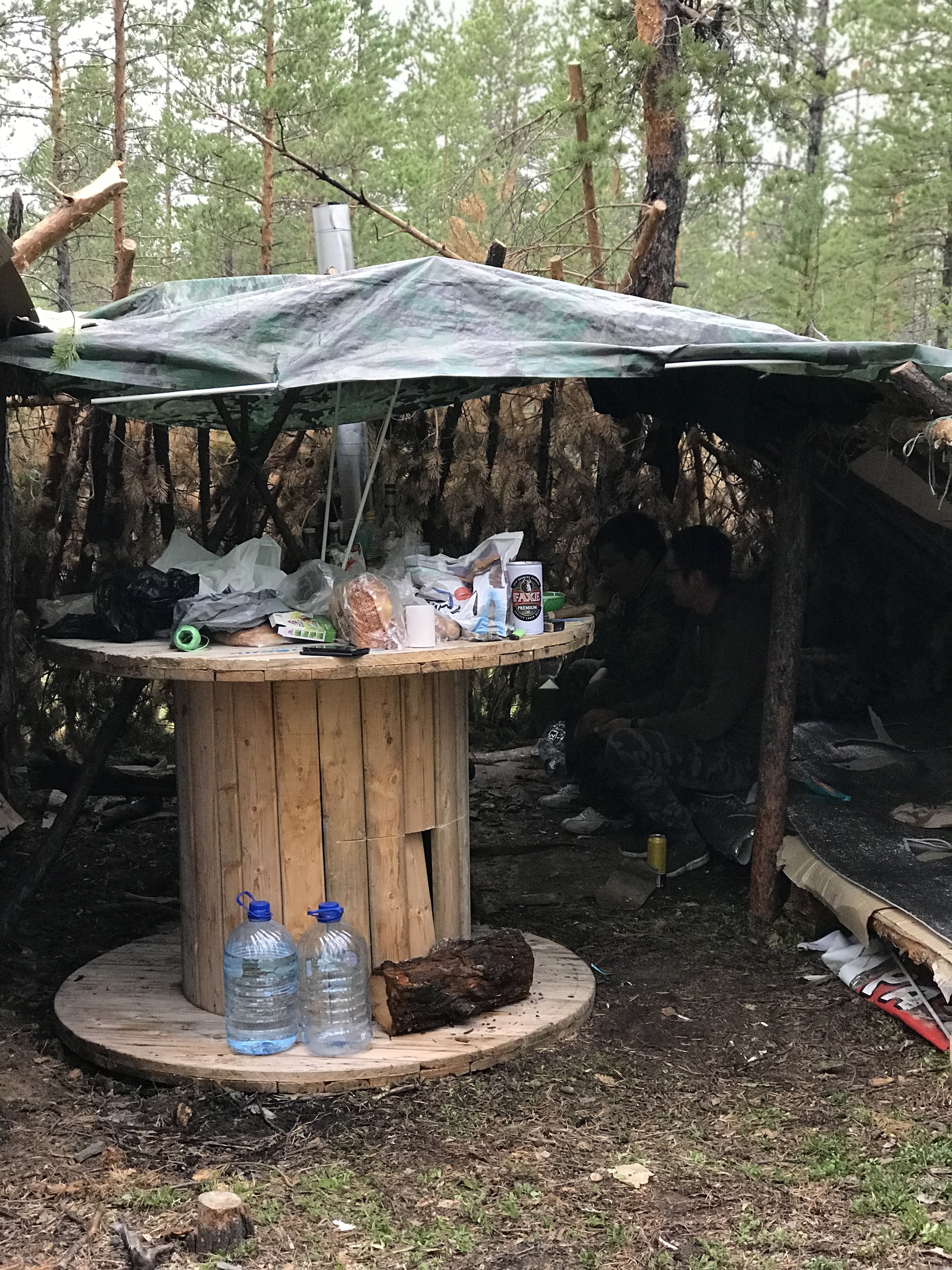 Лагерь на охоте. Бушкрафт бивак. Лагерь на охоте. Охотничий лагерь. Охотничий лагерь в лесу.