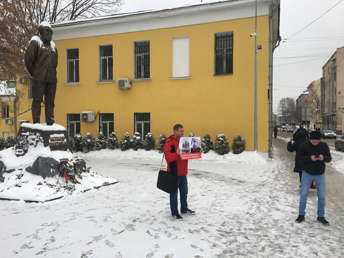 Opponents of Solzhenitsyn's concept protest at his monument in Moscow - , , , Why, , So, Needed, Solzhenitsyn, Longpost, Alexander solzhenitsyn, Tag