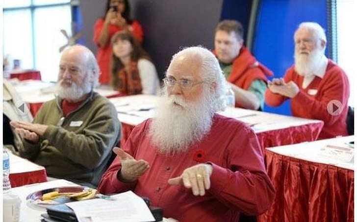 Santas learn sign language - Santa Claus, Sign language