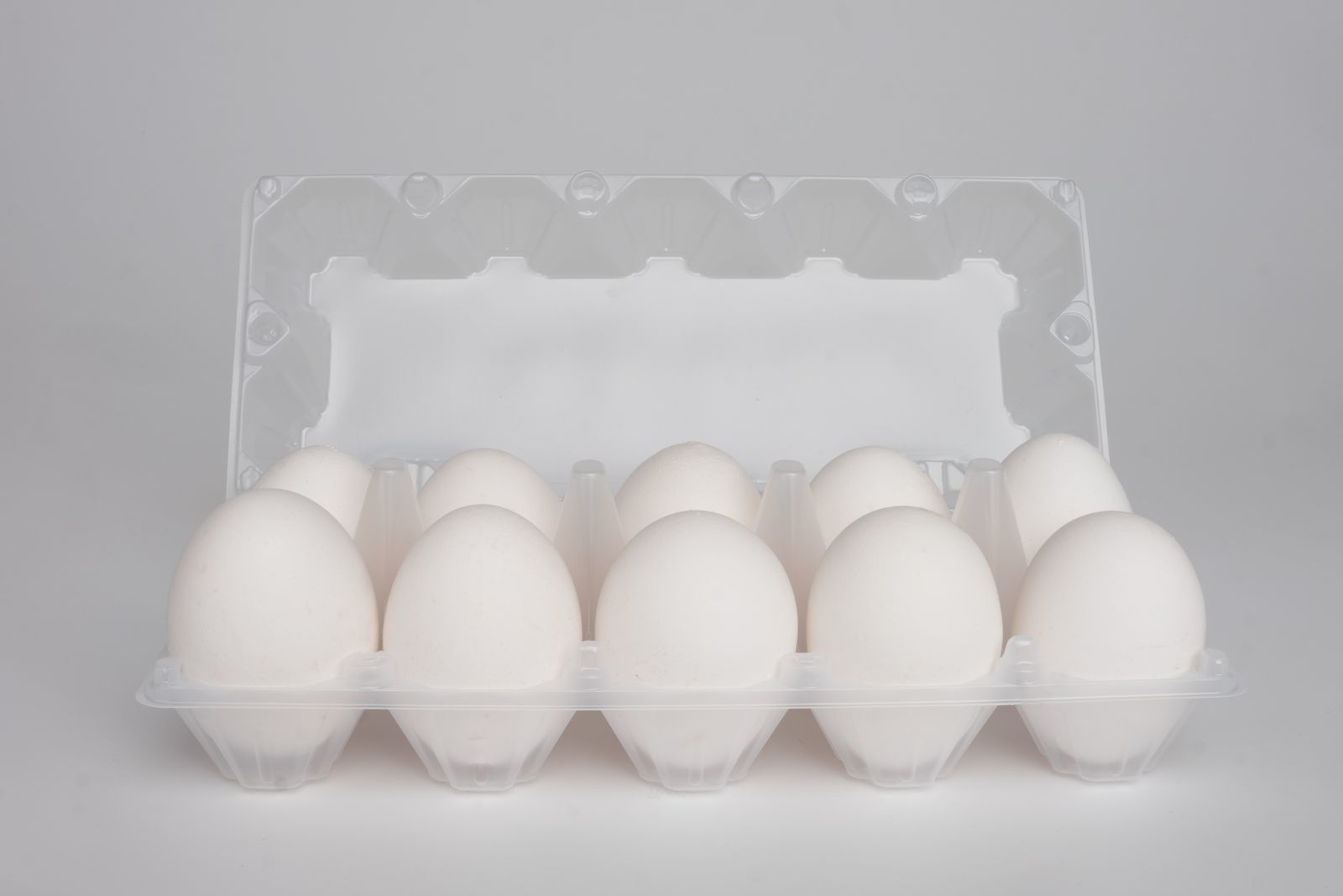 Купить яйцо киров. Пластиковая упаковка для яиц. Лоток для яиц пластиковый. Пластиковый контейнер для упаковки яиц. Яйца куриные в упаковке.