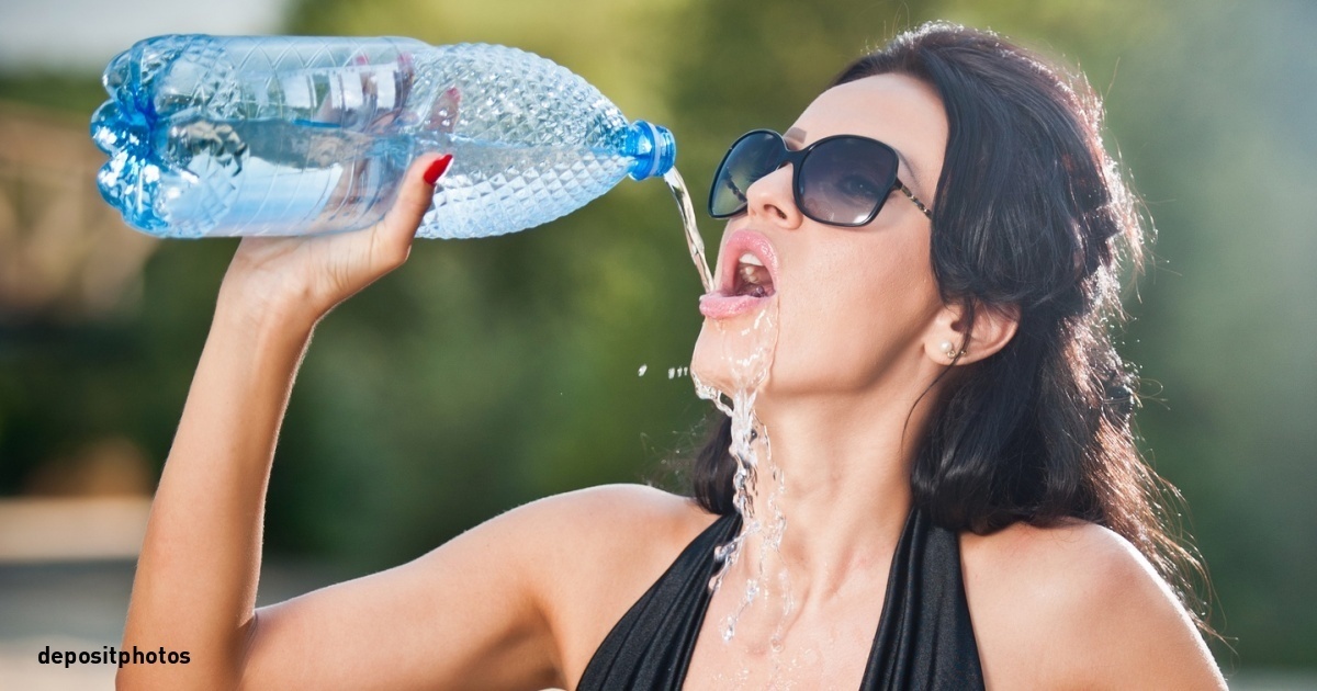 Два литра. 2 Л воды. Два литра воды. 2,5 Литра воды в день. Питье литра воды.