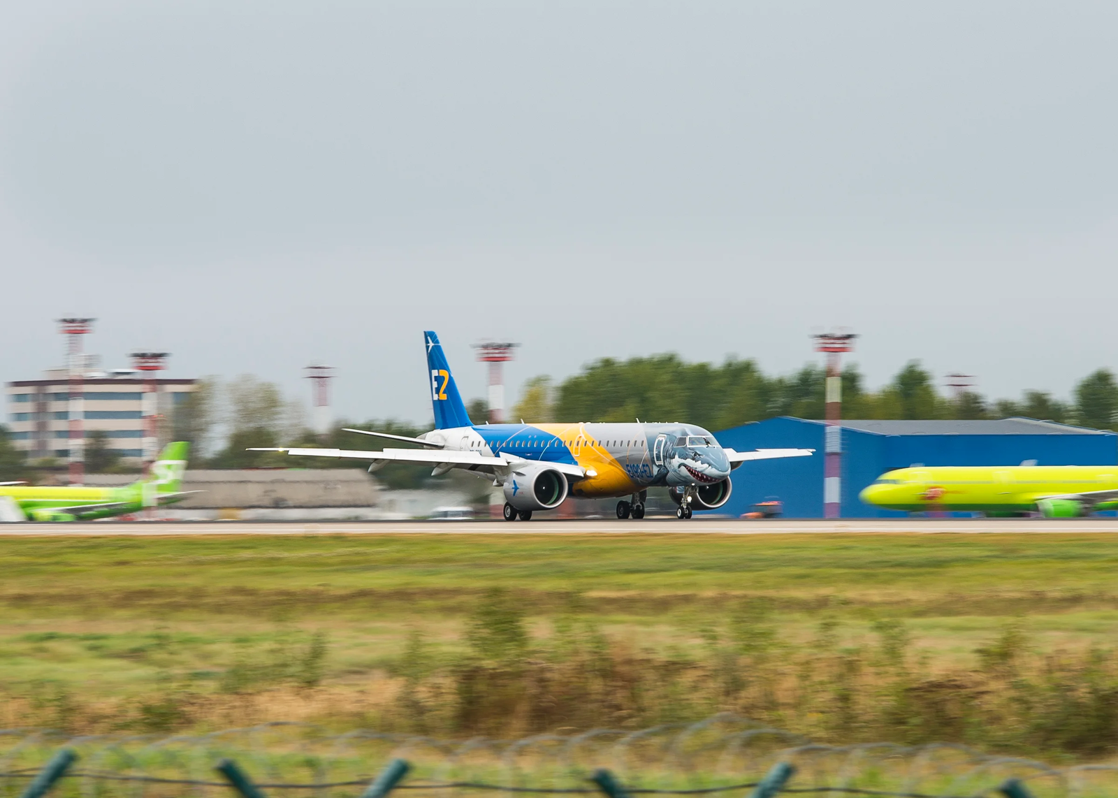 stoned flying shark - Aviation, Technics, Airplane, Humor, The photo, Domodedovo, Shark, Stubbornness, Longpost