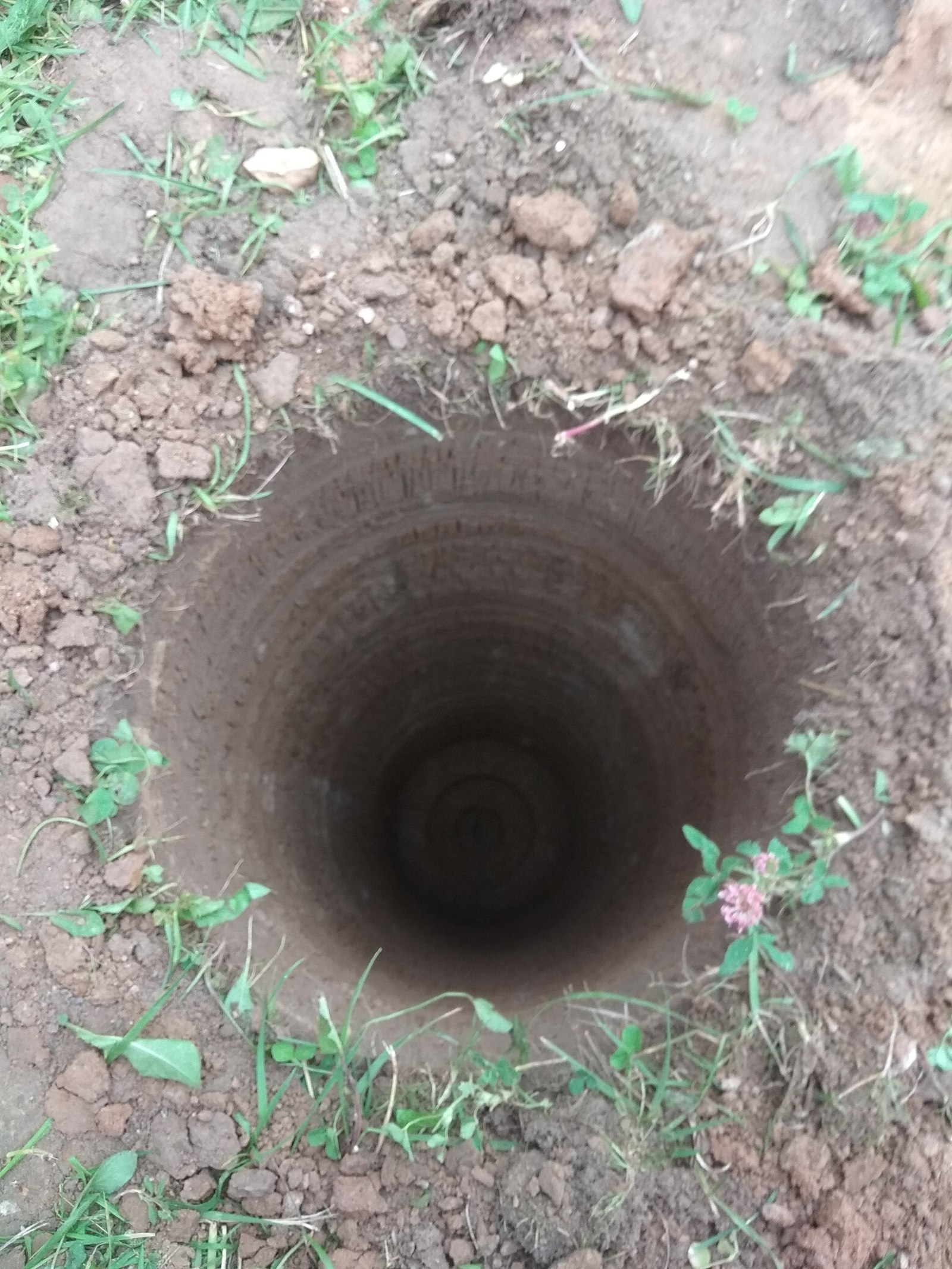 Яма под столб. Выкопать яму под канализацию. Бур для копки ям под столбики. Бурение ям под столбы. Копаем яму под туалет на даче своими руками.