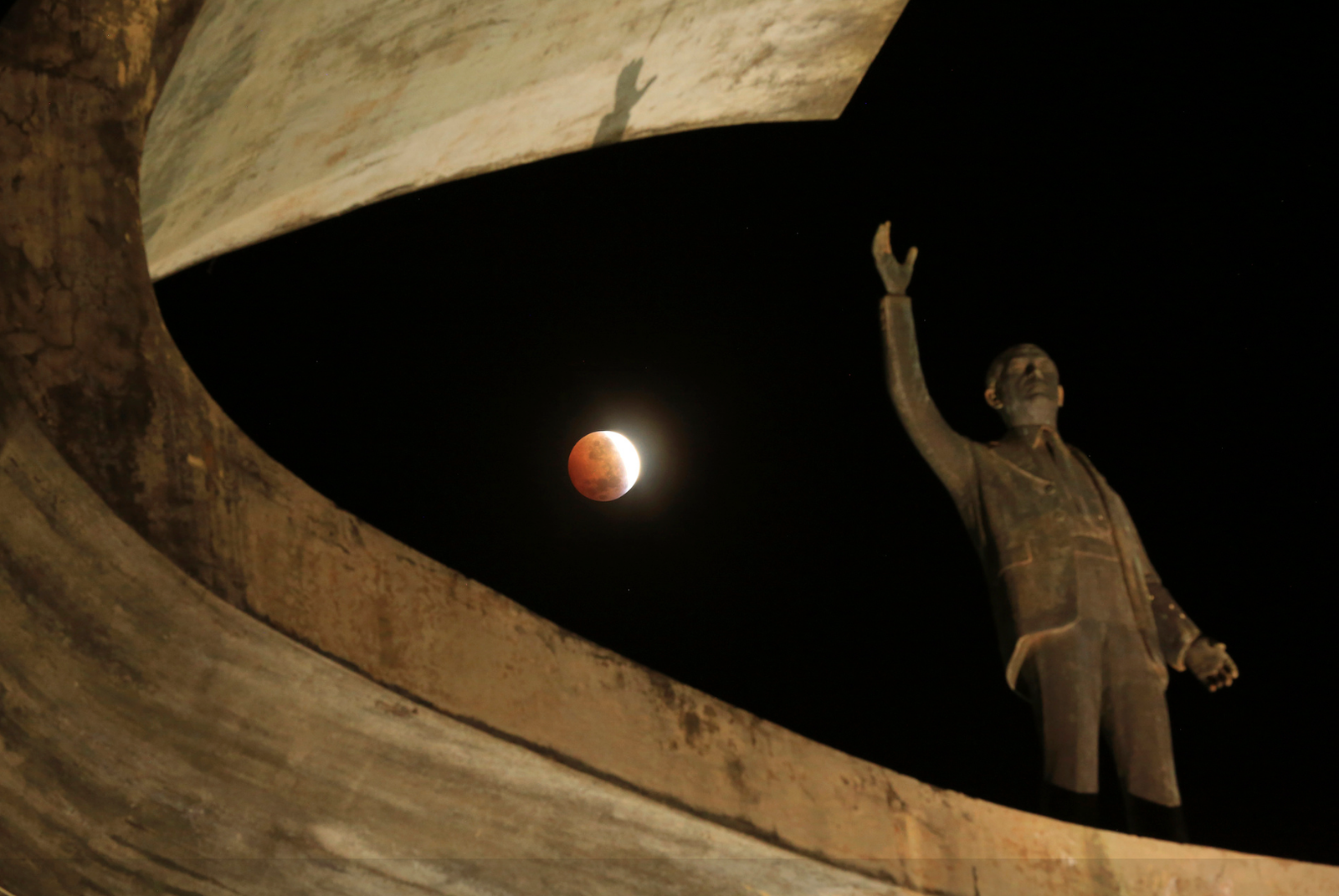 Суперлуние в Бразилии. Луна в Бразилии. Луна в Бразилии фото. Памятник установленный на Луне. 15 апреля лунный