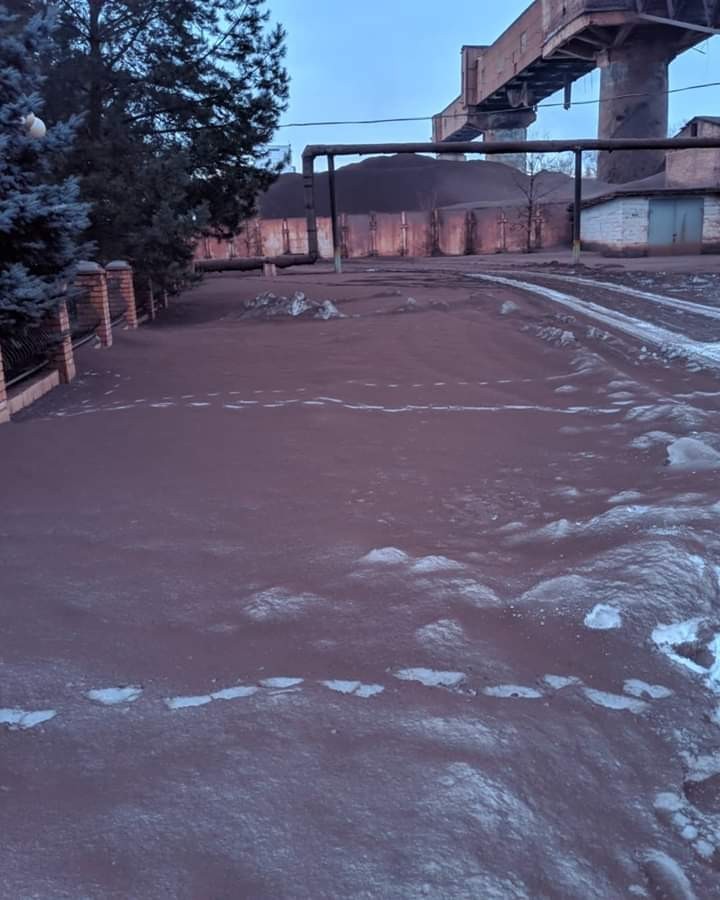 Hooray, red snow fell! - My, Garbage, Dust, Snow, Nature, Longpost