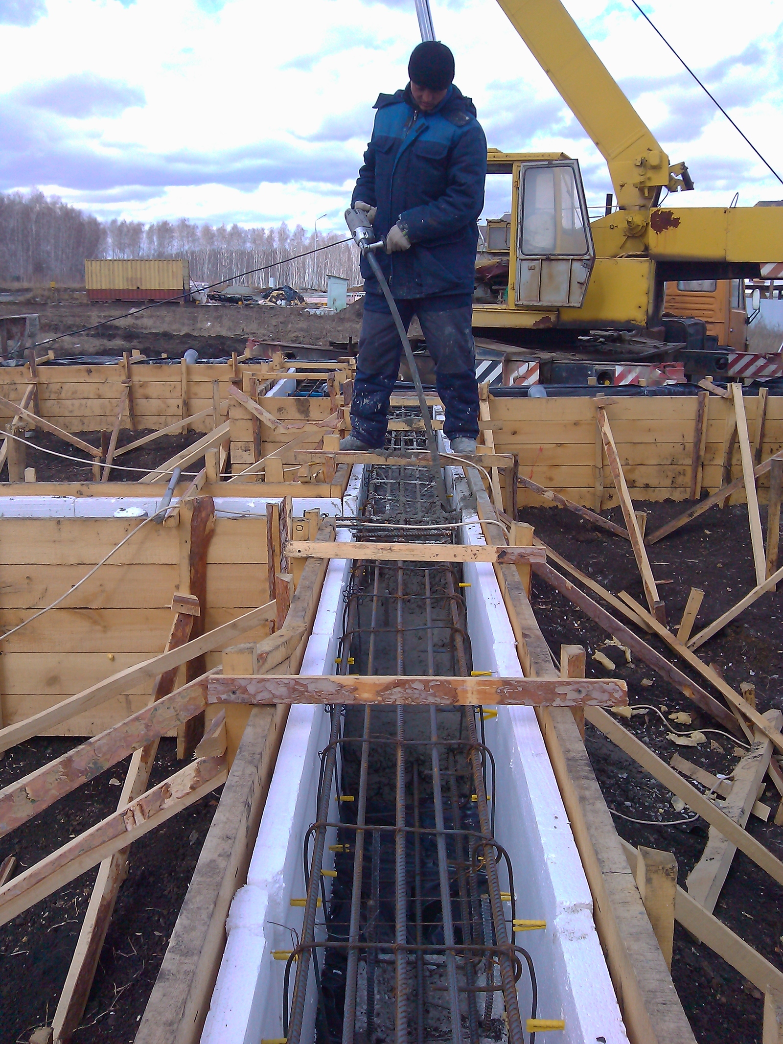 When you can’t slab, but if you really want to, then you can pile. - My, Hammered piles, Slope of the plot, Winter foundation, , Longpost