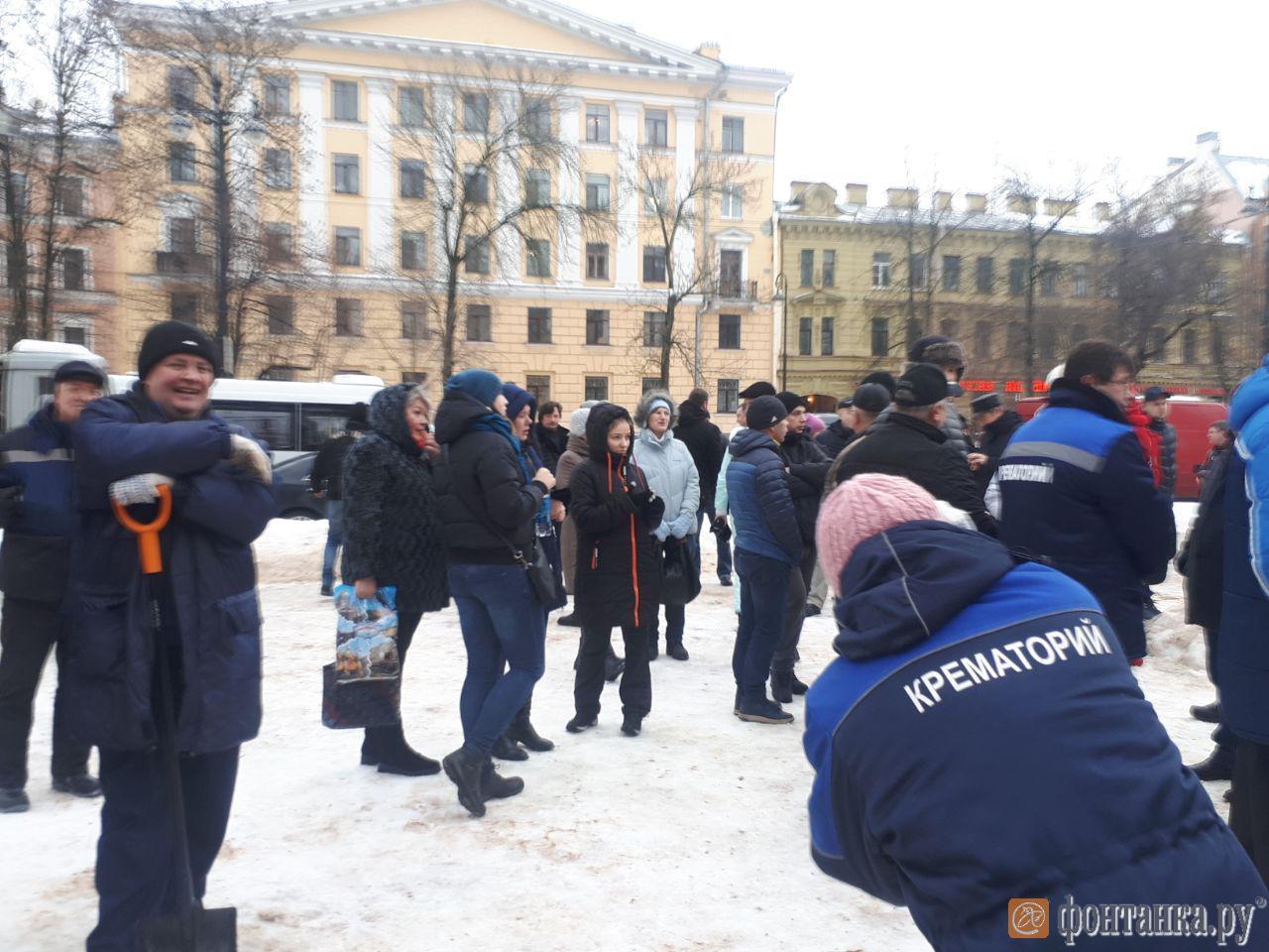 Работники крематориев и Смольного вышли на уборку Василеостровского района - Общество, Россия, Санкт-Петербург, Уборка снега, Крематорий, Фонтанка, Чиновники, Субботник, Длиннопост