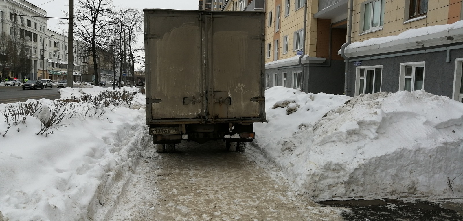 Парковка по-казански. - Моё, ДПС, ГИБДД, Автохам, Казань, Парковка, Неправильная парковка