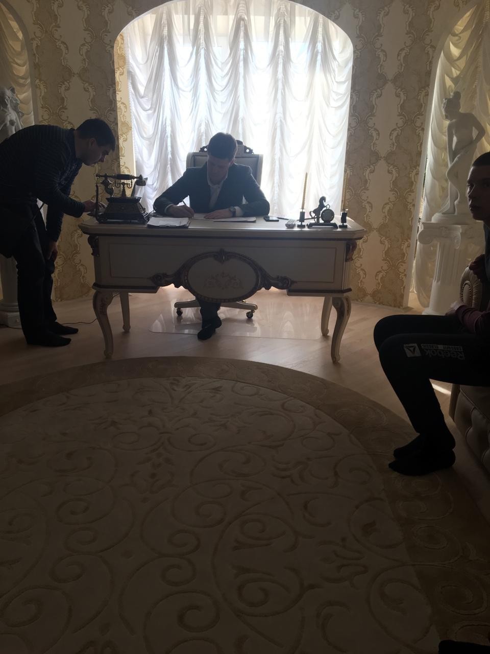 Luxury furniture and bags of money: photo of a search at the Novosibirsk City Hall official - Officials, Longpost, Corruption, Embezzlement, Novosibirsk, Negative