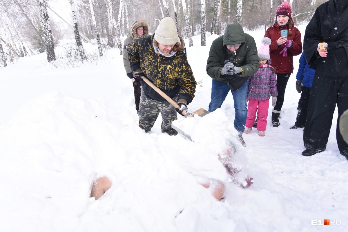 Lord of the Cold promised a fiery show on Shartash, but froze to the bone in a snowdrift in five minutes. The man was buried in the snow in his shorts. - Cold, Show, Video, Longpost