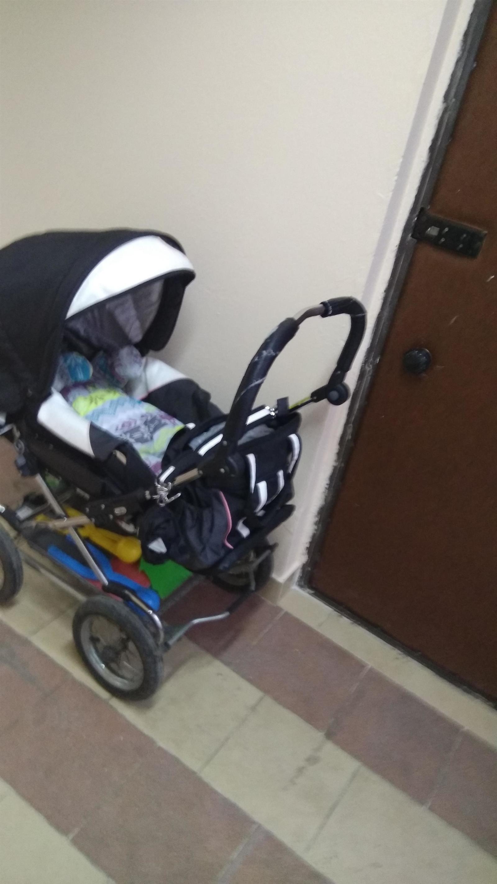 A stroller with a baby in the lobby of the floor, or what do parents think? - My, , Children, Leaving in danger, Longpost