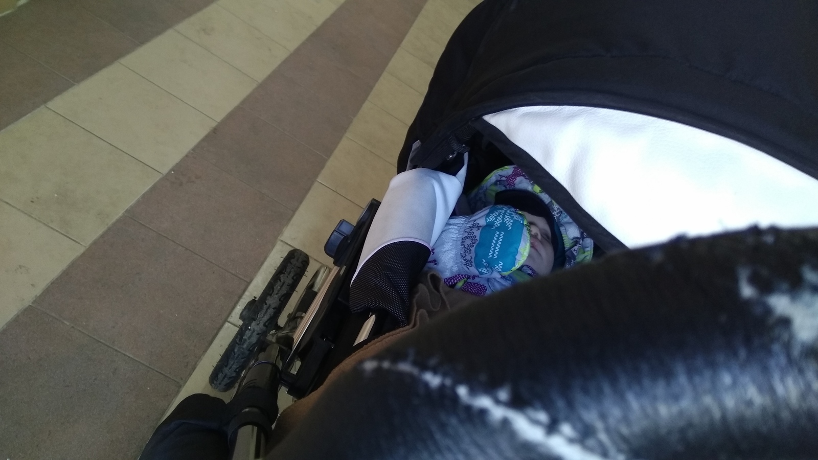 A stroller with a baby in the lobby of the floor, or what do parents think? - My, , Children, Leaving in danger, Longpost