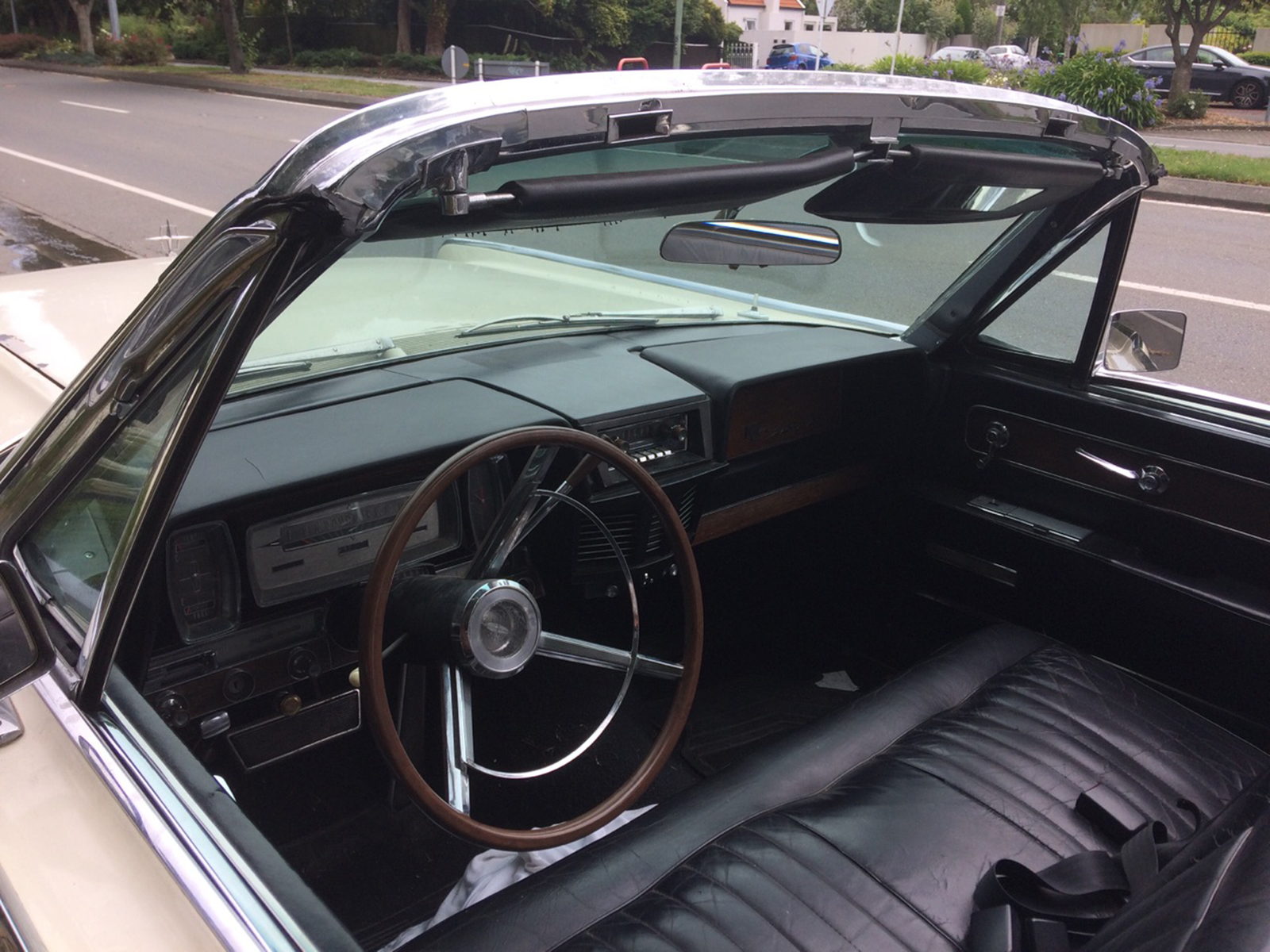 Lincoln Continental - produced since 1961. The engine is a modest volume of 7 liters, in the interior trim - California walnut veneer. - My, Lincoln, Automotive classic, American auto industry, , Longpost