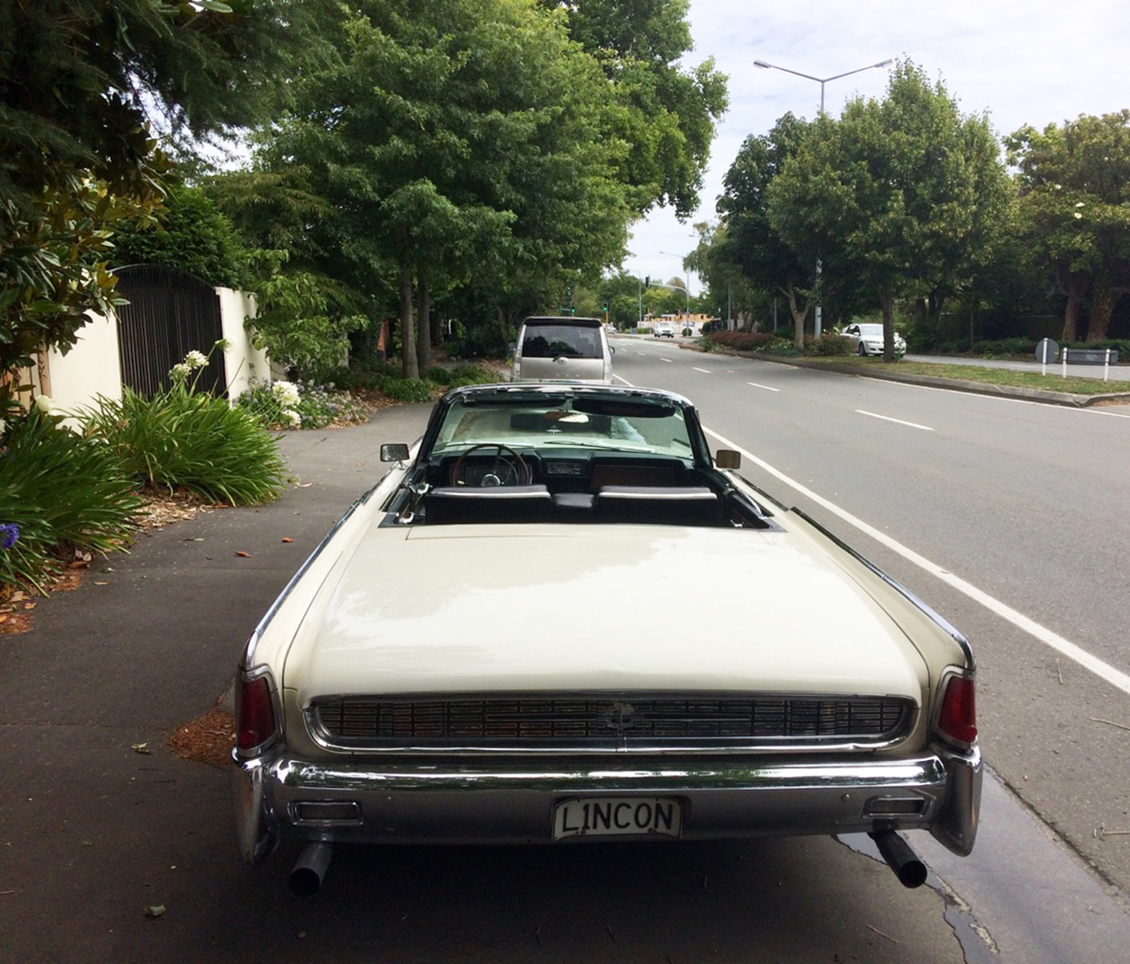 Lincoln Continental - produced since 1961. The engine is a modest volume of 7 liters, in the interior trim - California walnut veneer. - My, Lincoln, Automotive classic, American auto industry, , Longpost