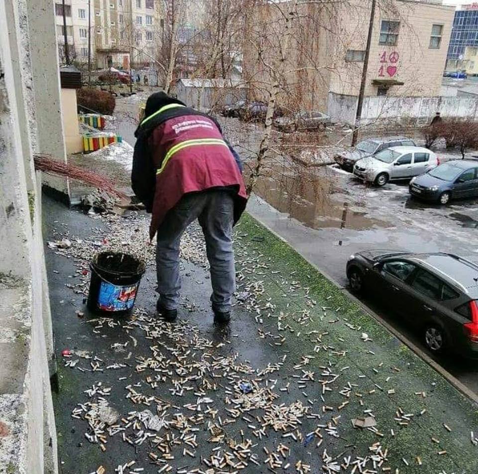 Snowdrops under the balcony - Garbage, Disgusting, Smoking, Spring, Cleaning, Cigarette butts