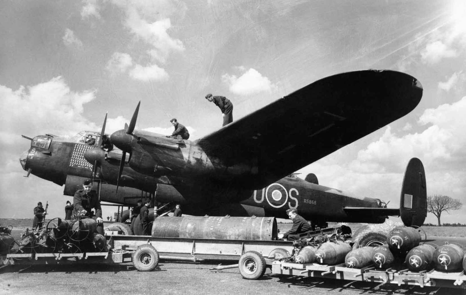 Avro Lancaster.Суровый черный британец. - Вторая мировая война, Англия, Бомбардировщик, Авро Ланкастер, Длиннопост