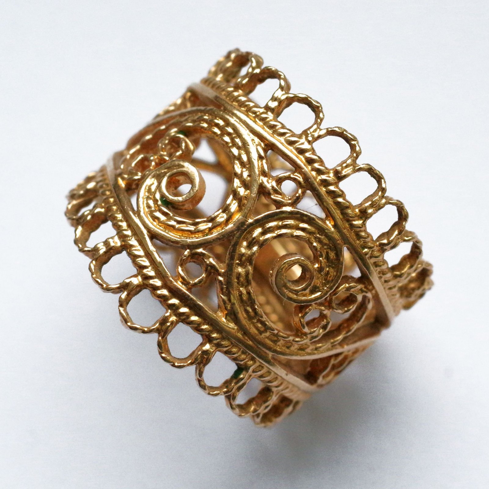 Золотое кольцо бу. Золотое кольцо Кружевница. Золотое кольцо филигрань 583 пробы. Кольцо маркиза филигрань. Кольцо ажурное золотое Кружевница.