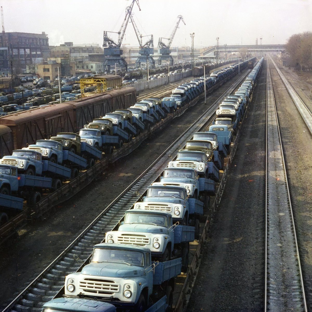 Cars with ZIL-130 cars at the Kozhukhovo station, Moscow. 1978 - 1980 - ZIL-130, Moscow, Story