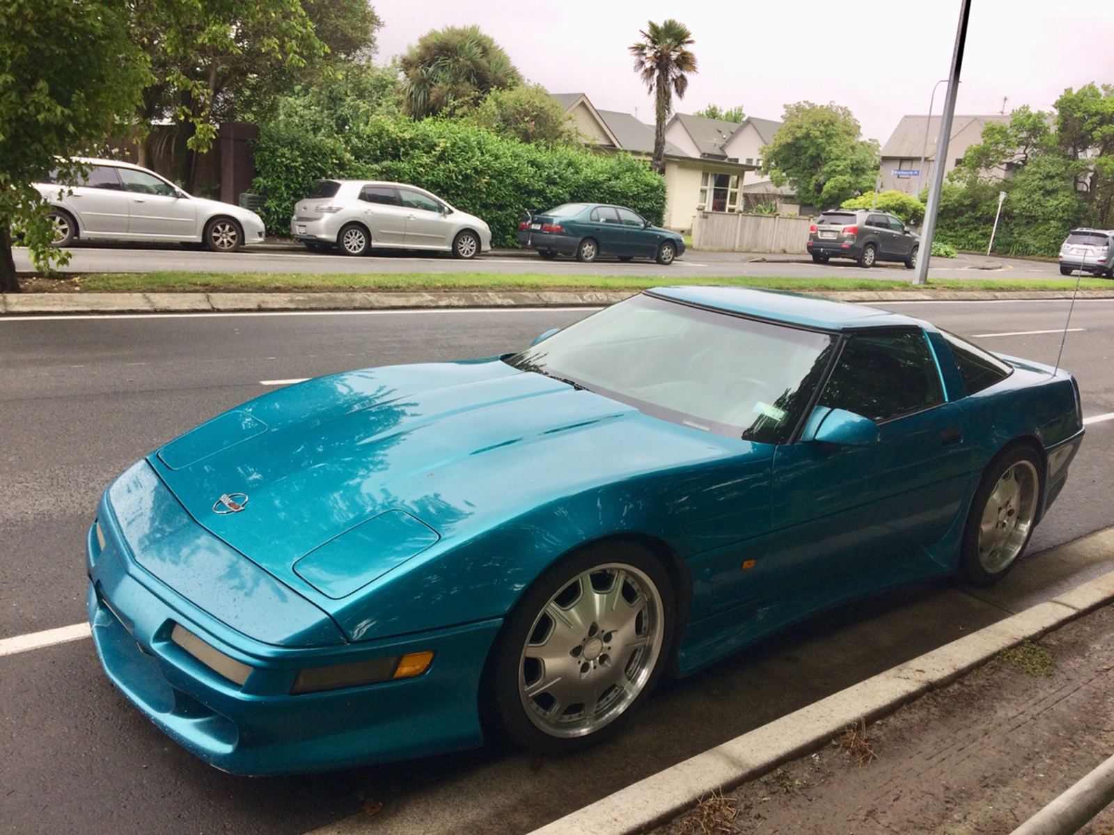 Chevrolet Corvette C4 - этот красавец продавался с 1990 года, и только в  качестве купе в стиле фастбэк. 