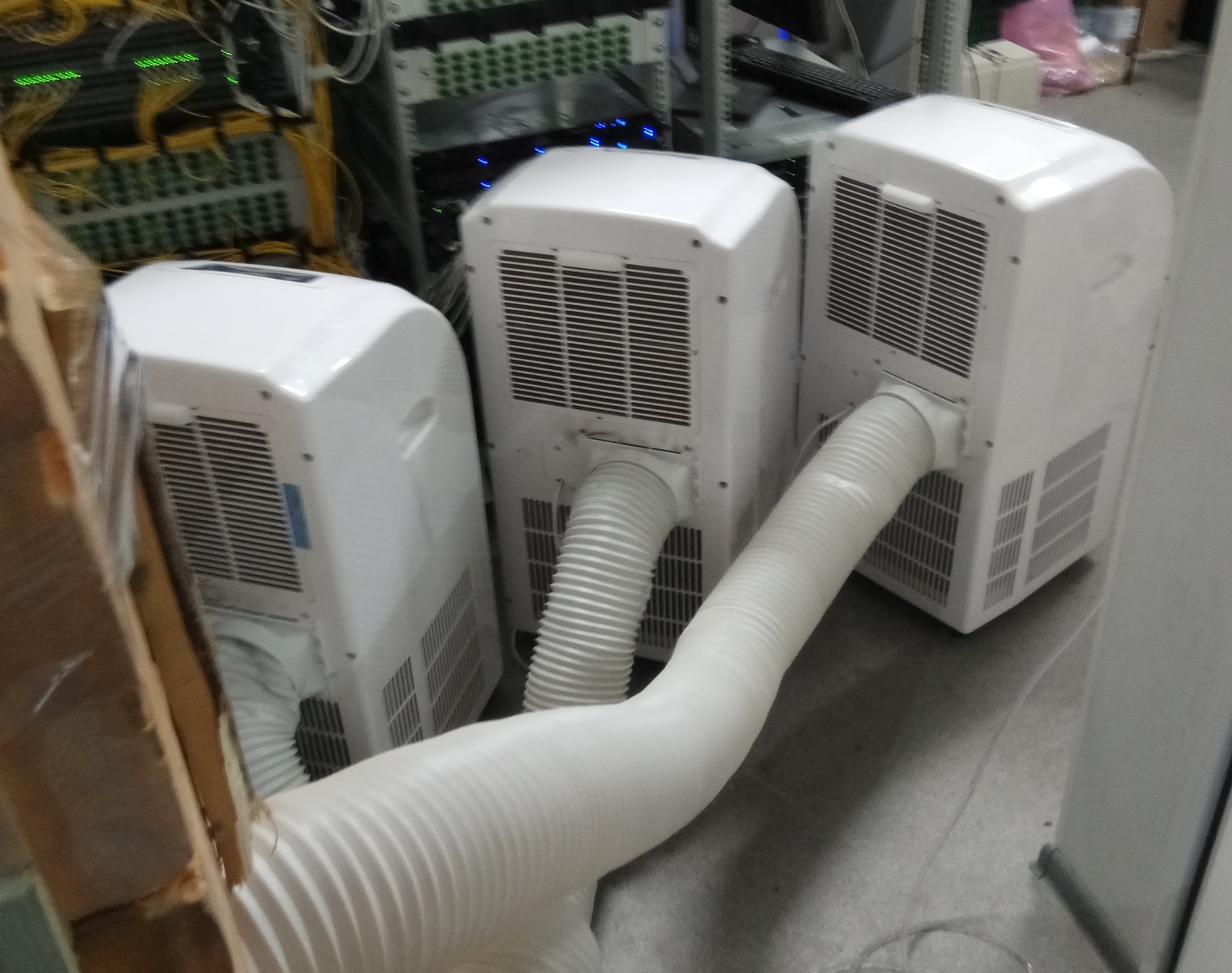 Hipster server room cooling - My, Support service, Server, Air conditioner, Penoplex, Collective farm, Tuning, It works, Longpost